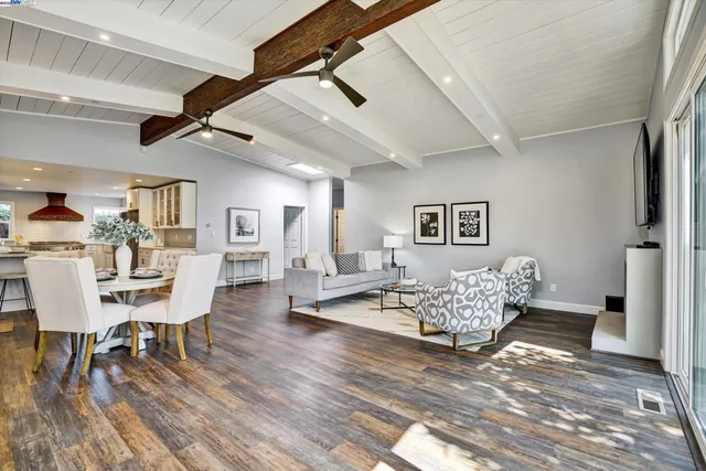 a view of empty room with window