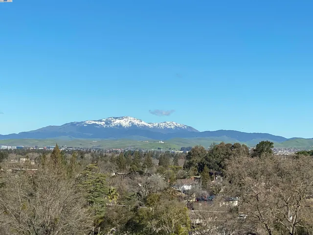 a view of entryway with an empty room
