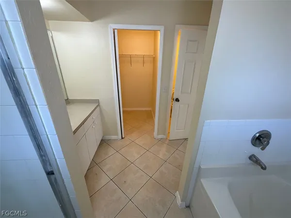 $2,100 | 4005 1st Street Southwest, Lehigh Acres, FL 33976