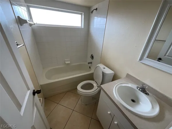 $2,100 | 4005 1st Street Southwest, Lehigh Acres, FL 33976