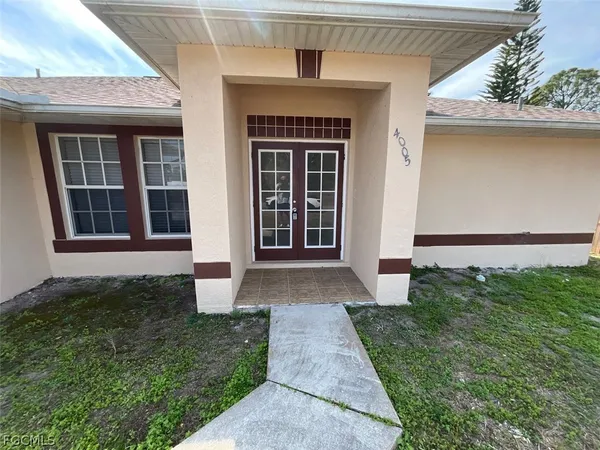 $2,100 | 4005 1st Street Southwest, Lehigh Acres, FL 33976