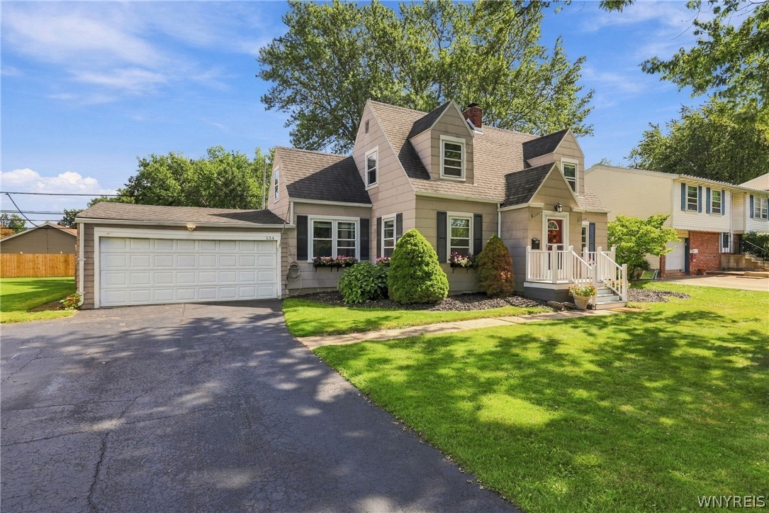 134 Harding Road Amherst, NY 14221 - Photo 2 of 37 Gallery Image 2