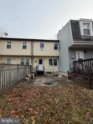 a view of a house with backyard