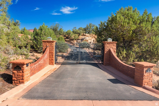 5615 East Eight Mile Gap Road Kanab, UT 84741 - Photo 4 of 81 View of gate