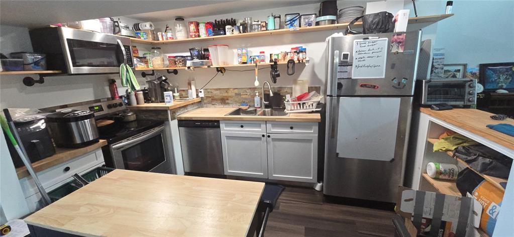 206 Lake Ida Road Frostproof, FL 33843 - Photo 20 of 46 a kitchen with stainless steel appliances granite countertop a refrigerator a stove a sink and dishwasher