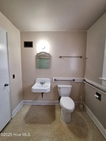 $1,600 | 2409 South Memorial Drive, Greenville, NC 27834