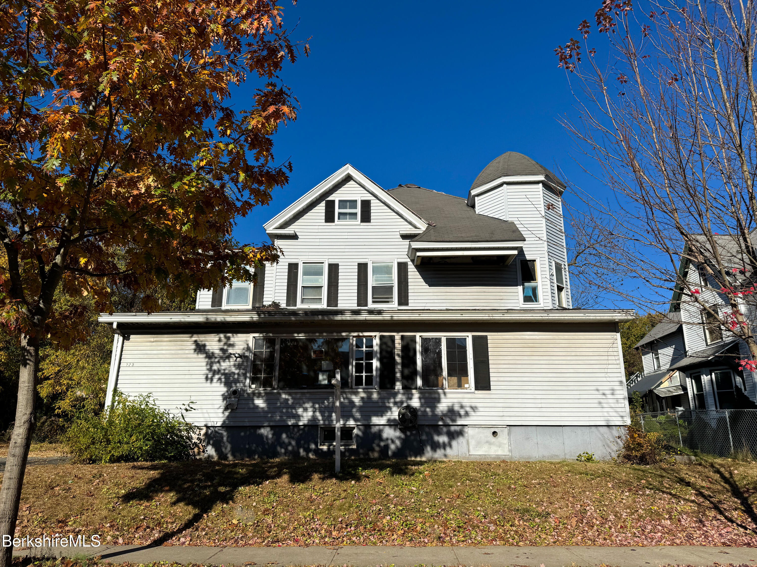 223 Elm Street Holyoke, MA 01040 - Photo 3 of 30 a front view of a house with garden