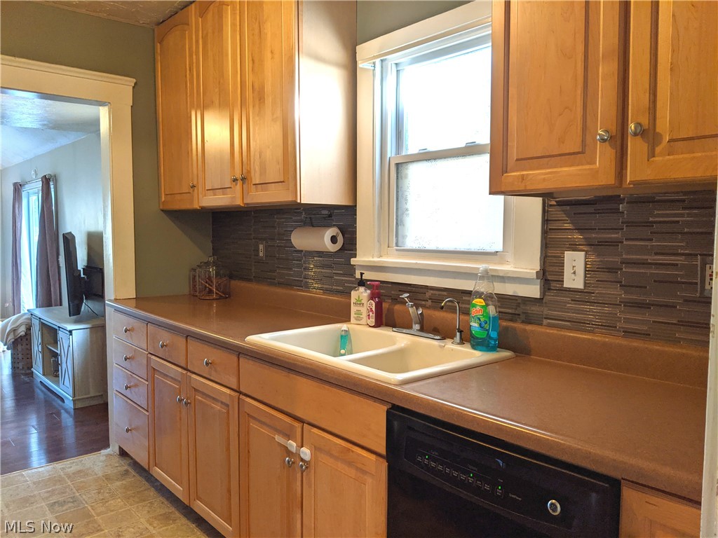 1551 Commodore Road Cleveland, OH 44124 - Photo 2 of 32