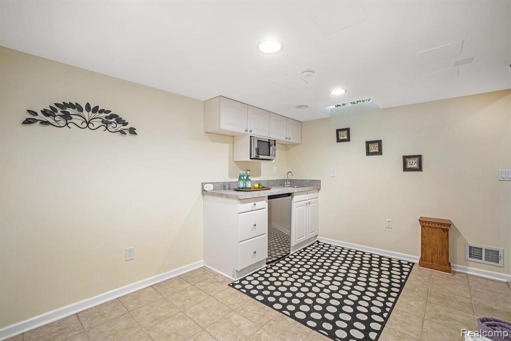 41531 Glade Road Canton, MI 48187 - Photo 7 of 37