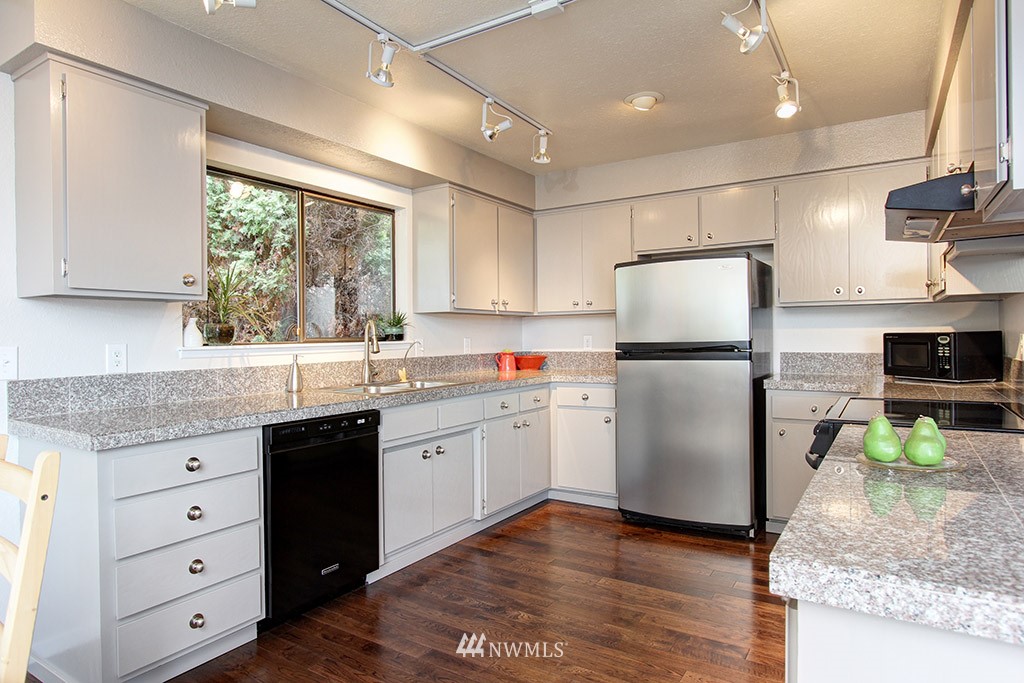 1108 North 36th Street Renton, WA 98056 - Photo 8 of 23
