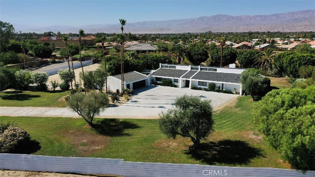 a view of a house with yard