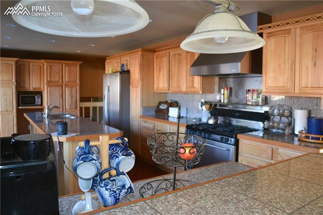 602 Red Cliff Road Colorado Springs, CO 80906 - Photo 4 of 29 Gallery Image 4