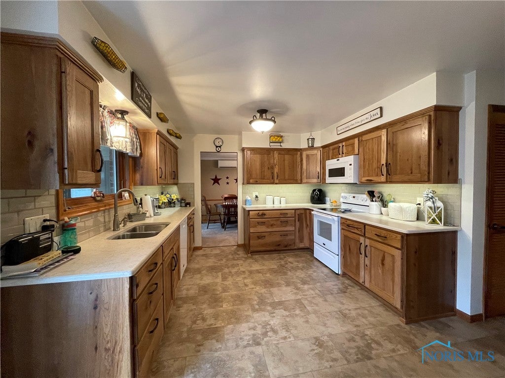 24210 James Ridge Road Millbury, OH 43447 - Photo 13 of 36 Kitchen
