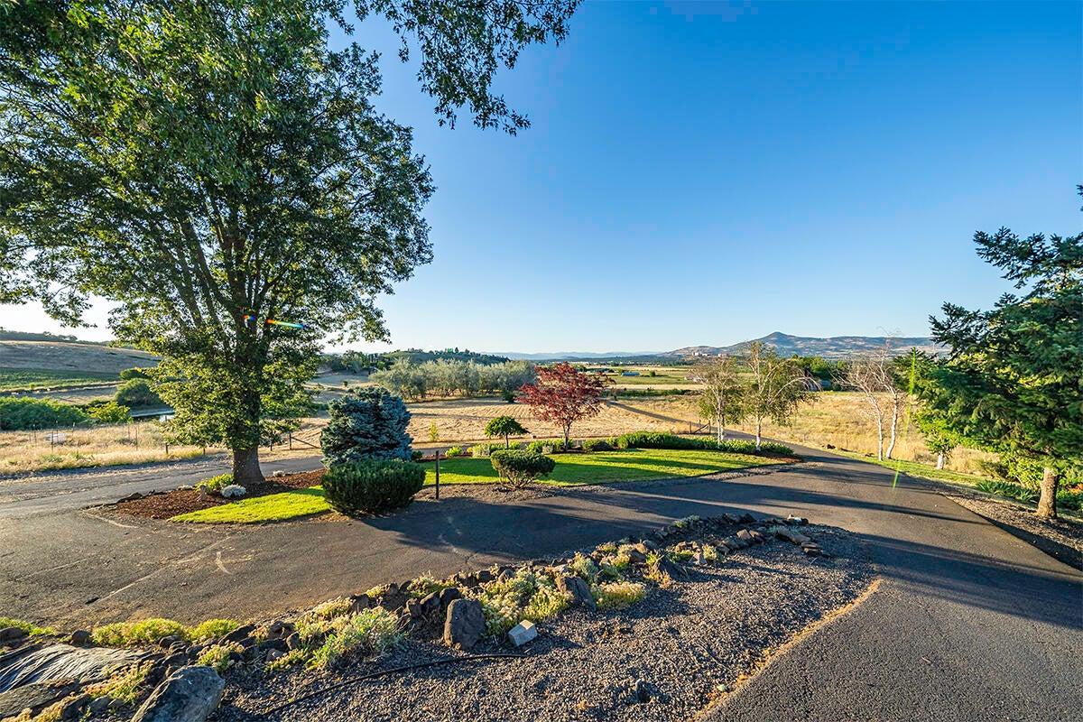 3960 Independence School Road Medford, OR 97501 - Photo 27 of 47 DSC07510-HDR-Edit