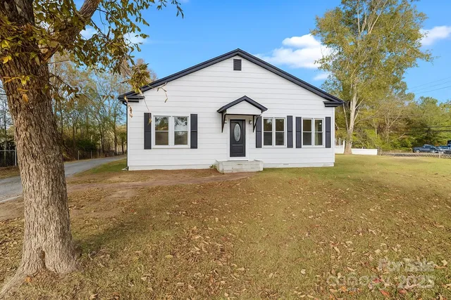 $200,000 | 401 Julius Chambers Avenue, Mount Gilead, NC 27306