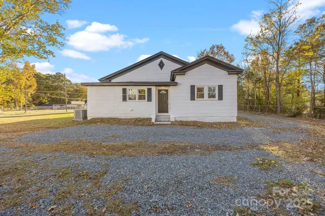 $200,000 | 401 Julius Chambers Avenue, Mount Gilead, NC 27306