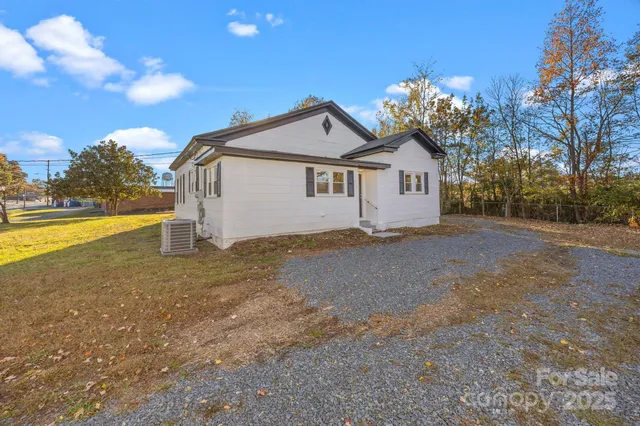 $200,000 | 401 Julius Chambers Avenue, Mount Gilead, NC 27306
