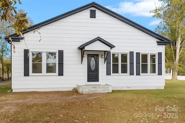 $200,000 | 401 Julius Chambers Avenue, Mount Gilead, NC 27306