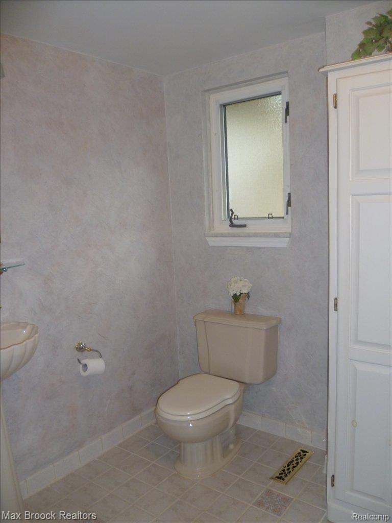2210 Munster Road Rochester, MI 48309 - Photo 11 of 23 first floor bath