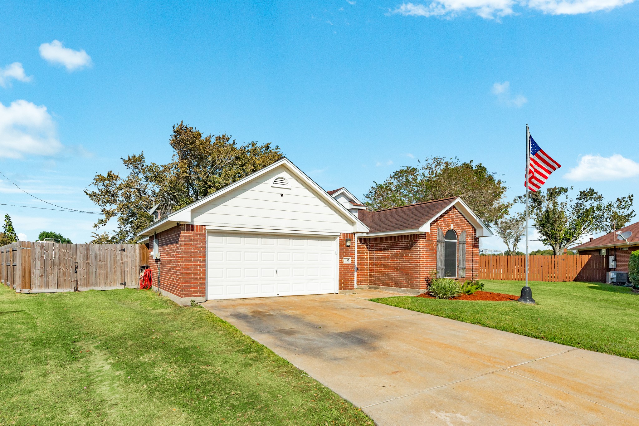 1187 Thomas Drive Angleton, TX 77515 - Photo 2 of 24 a front view of house with yard and green space