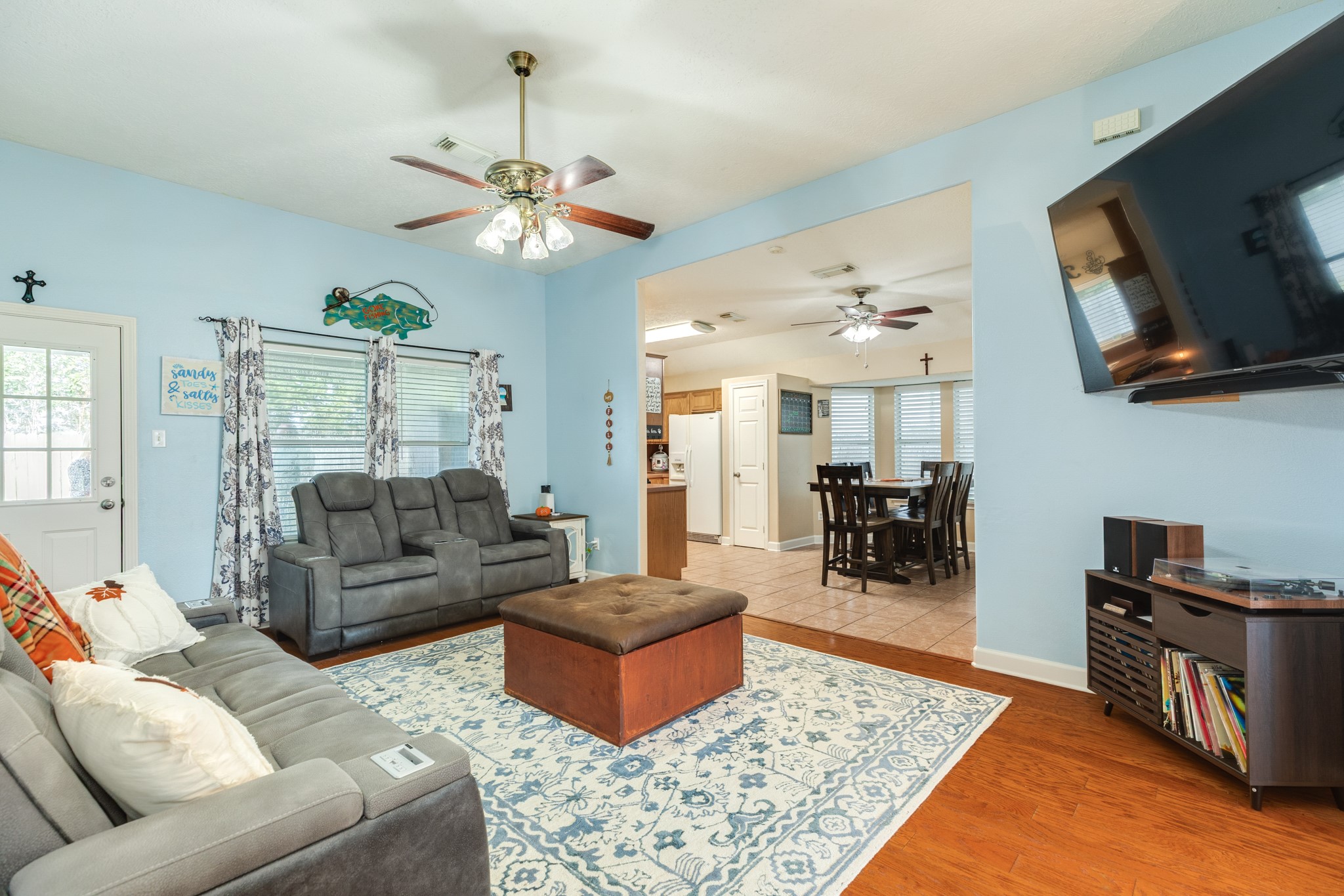 1187 Thomas Drive Angleton, TX 77515 - Photo 5 of 24 a living room with furniture and a flat screen tv