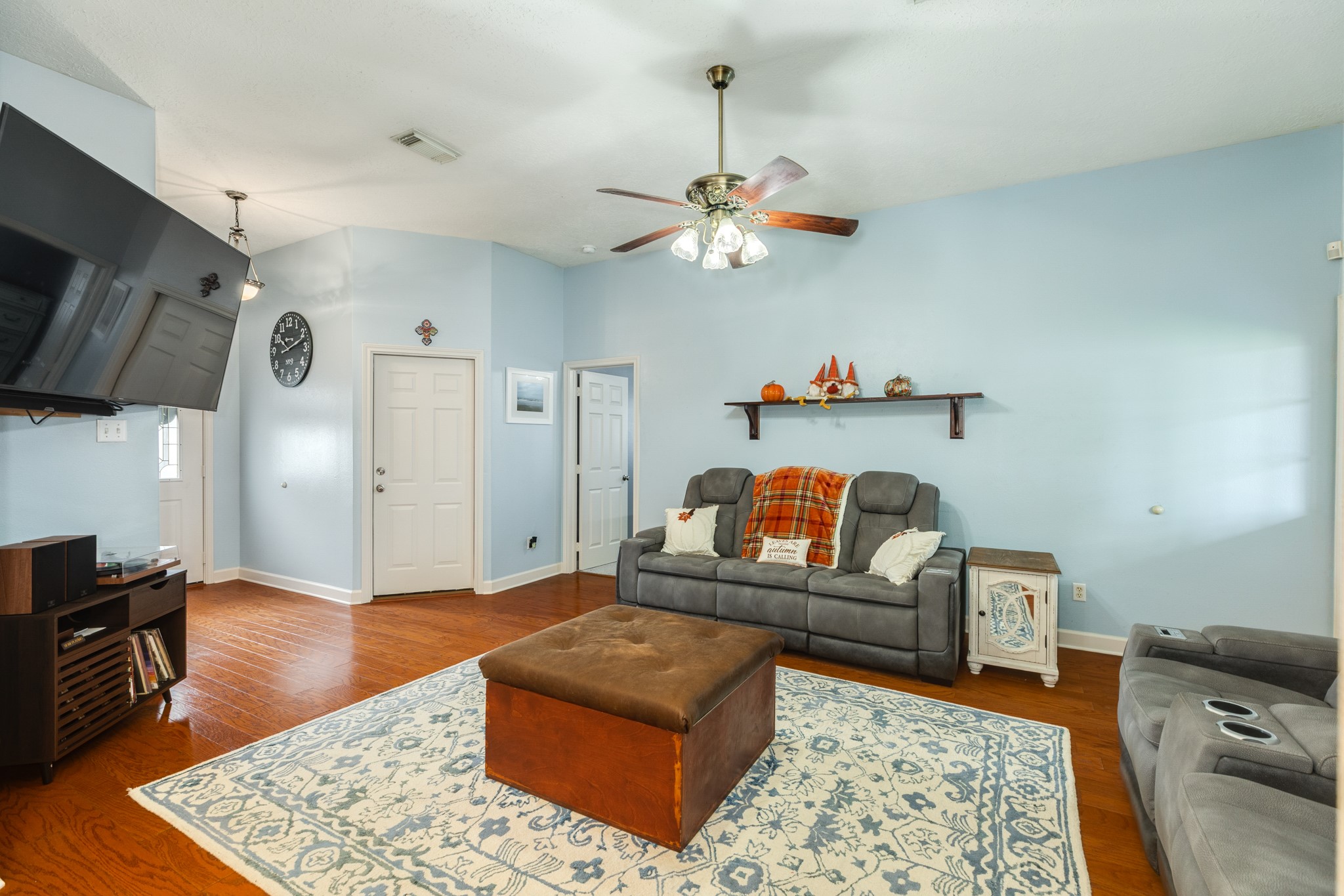 1187 Thomas Drive Angleton, TX 77515 - Photo 8 of 24 a living room with furniture and a rug