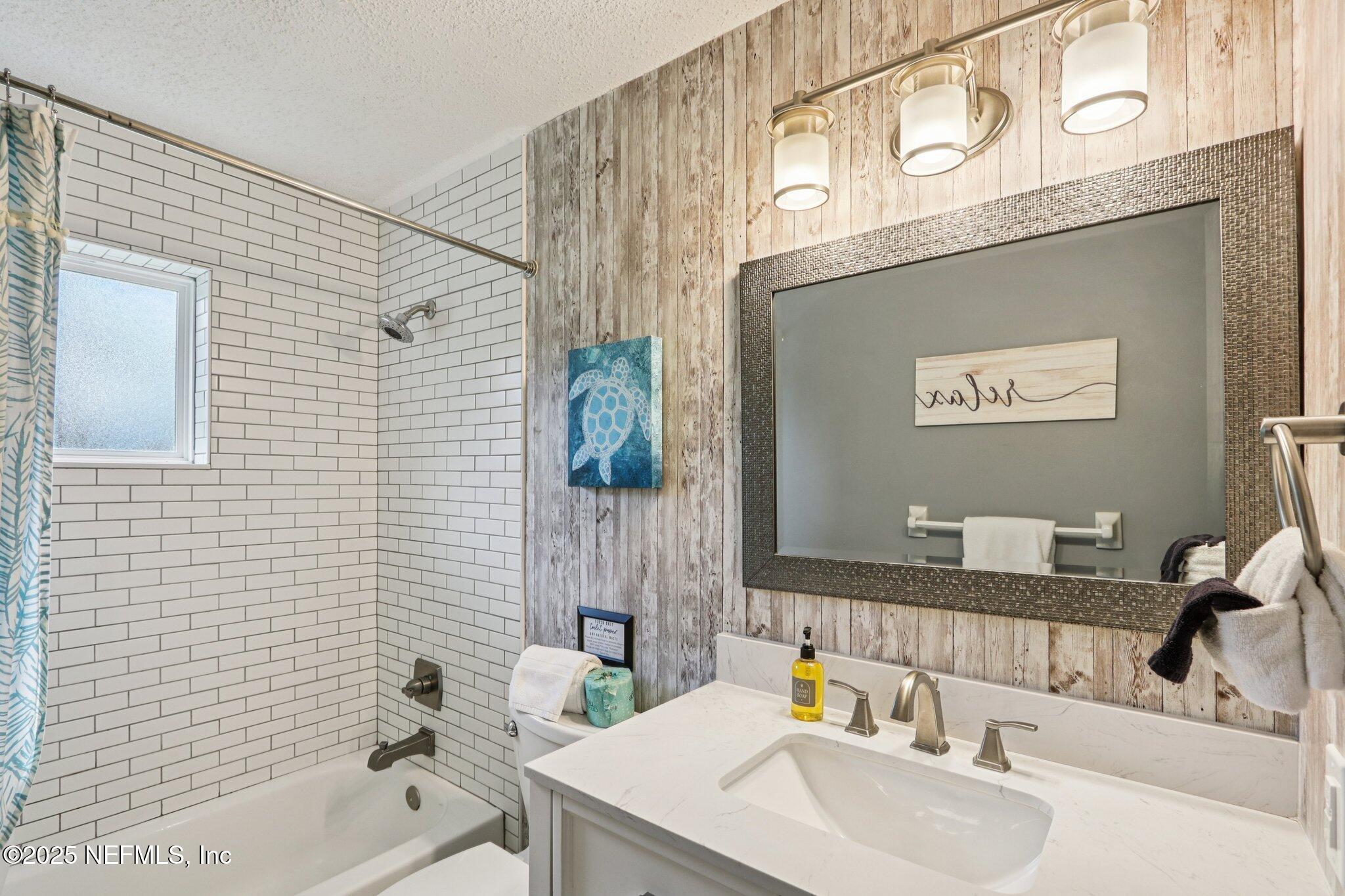 409 Seventeenth Street St. Augustine, FL 32084 - Photo 22 of 42 a bathroom with a sink and a bathtub