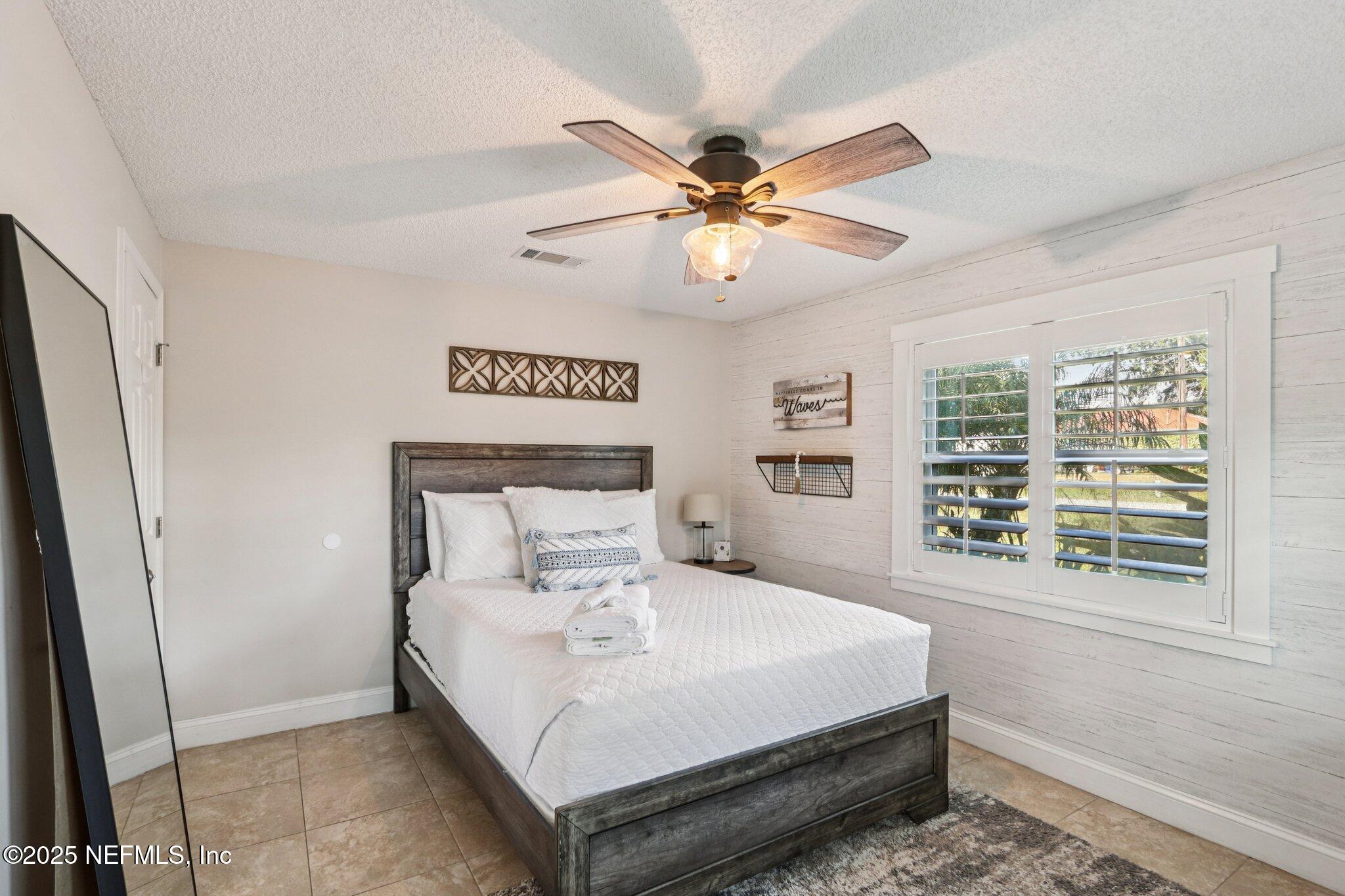 409 Seventeenth Street St. Augustine, FL 32084 - Photo 25 of 42 a bedroom with a large bed and a window