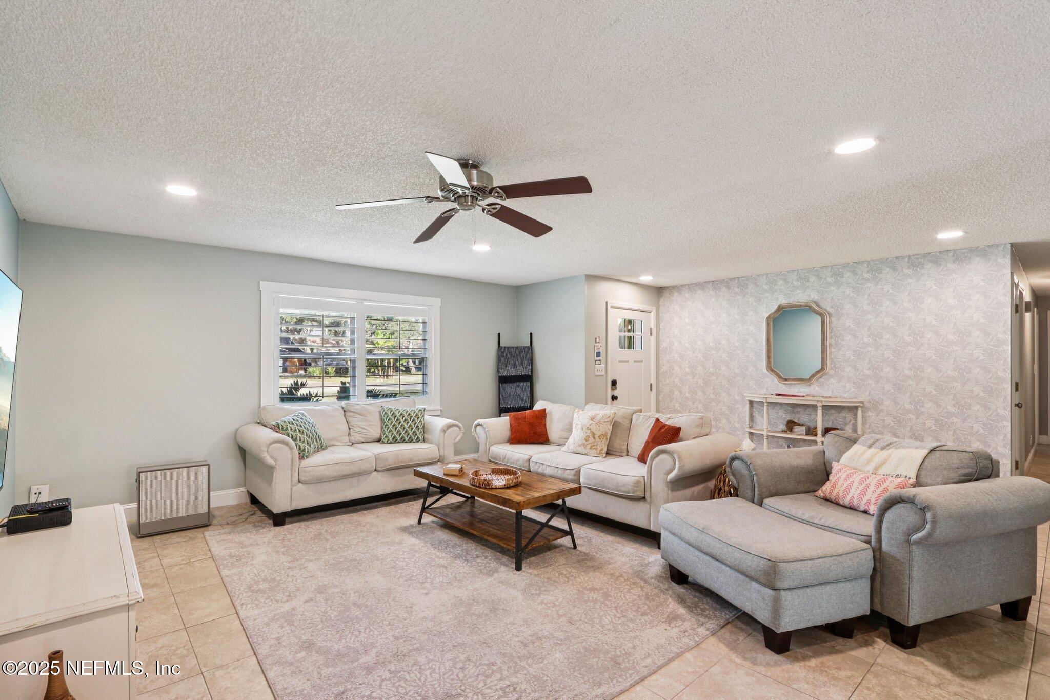 409 Seventeenth Street St. Augustine, FL 32084 - Photo 9 of 42 Living room