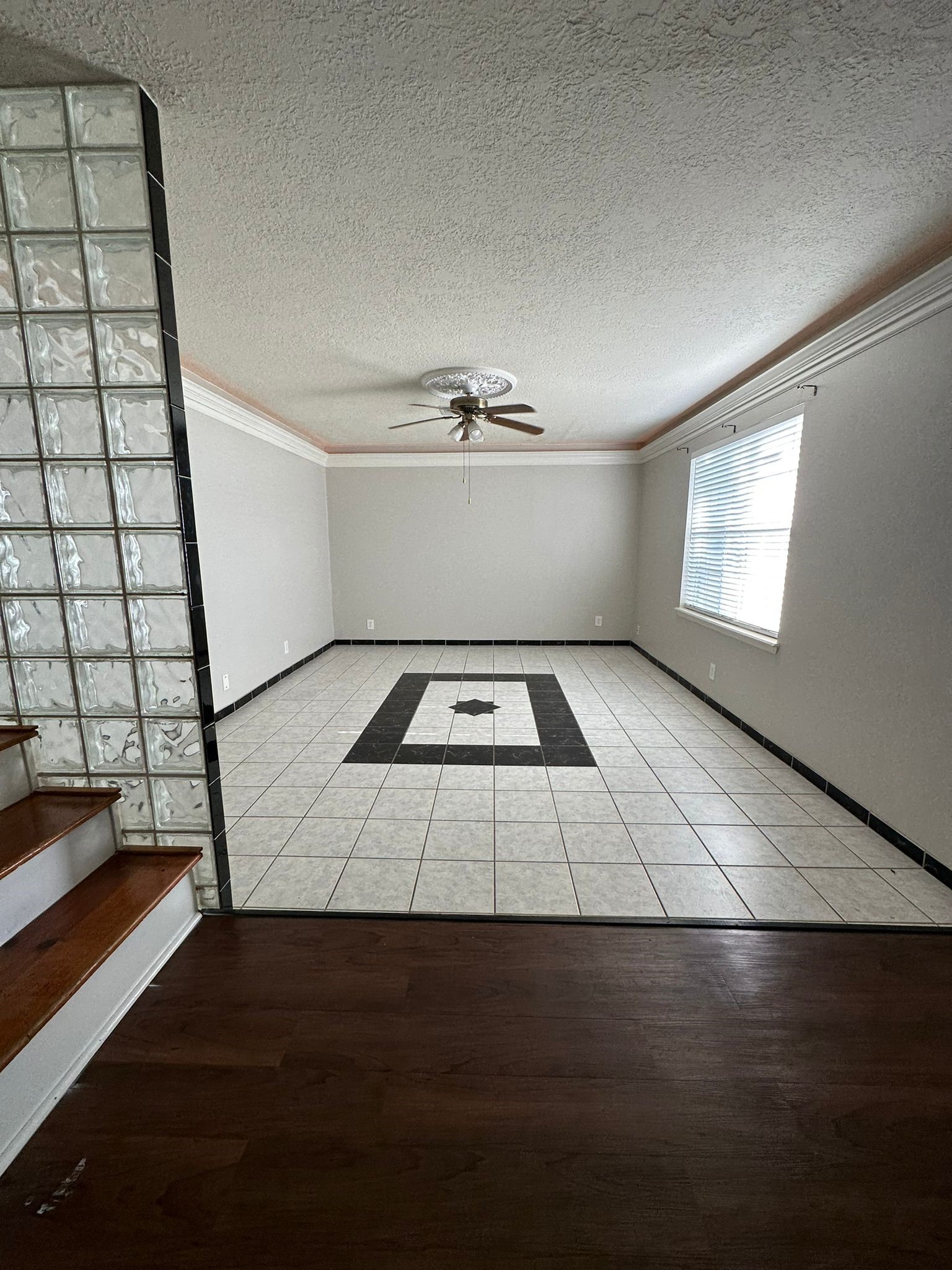 7305 South Gessner Road Houston, TX 77036 - Photo 10 of 24 a view of an empty room and window