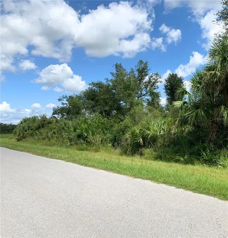 a view of a yard and basketball court