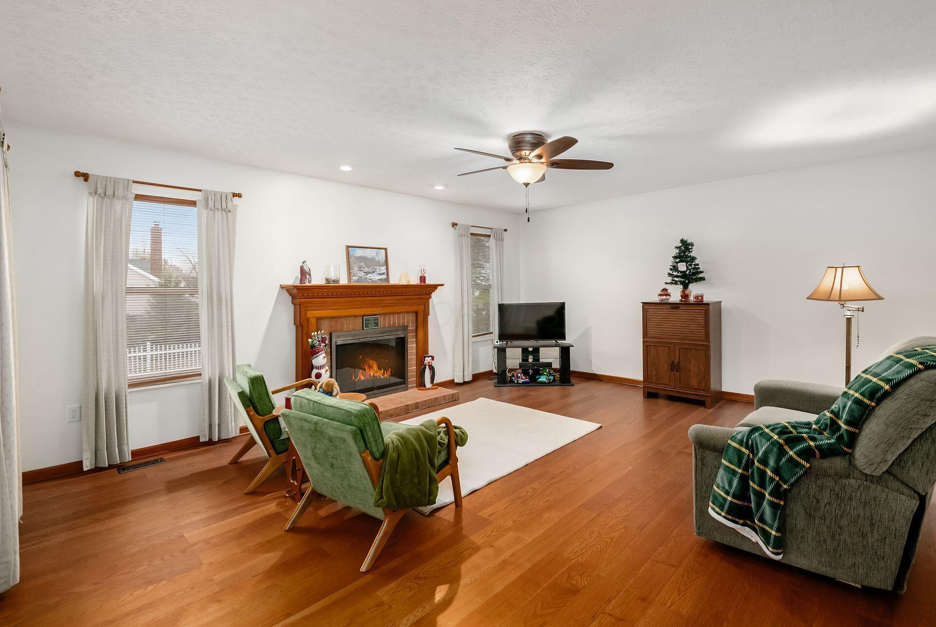 5581 Seapine Road Hilliard, OH 43026 - Photo 20 of 58 Family Room - 18'8" x 15'3" - Woodburning Fireplace with Gas Logs, Glass Doors