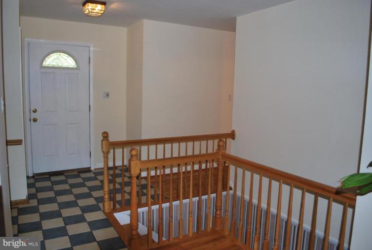 10602 Glenwild Road Silver Spring, MD 20901 - Photo 11 of 20 Entrance / Foyer