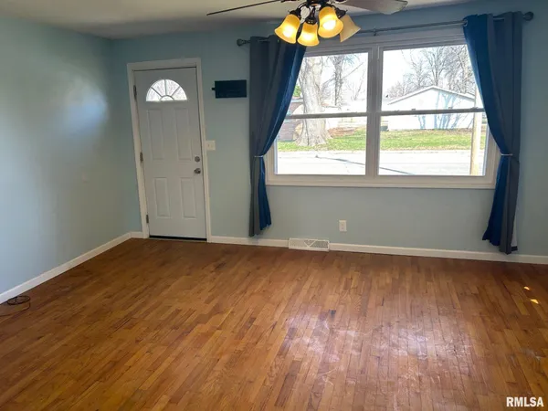 $132,599 | 1010 East Esther Street, Taylorville, IL 62568