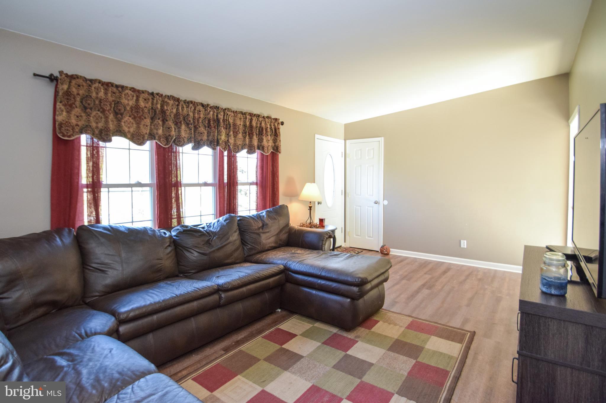 918 Thompson Road Fawn Grove, PA 17321 - Photo 7 of 37 Living Room