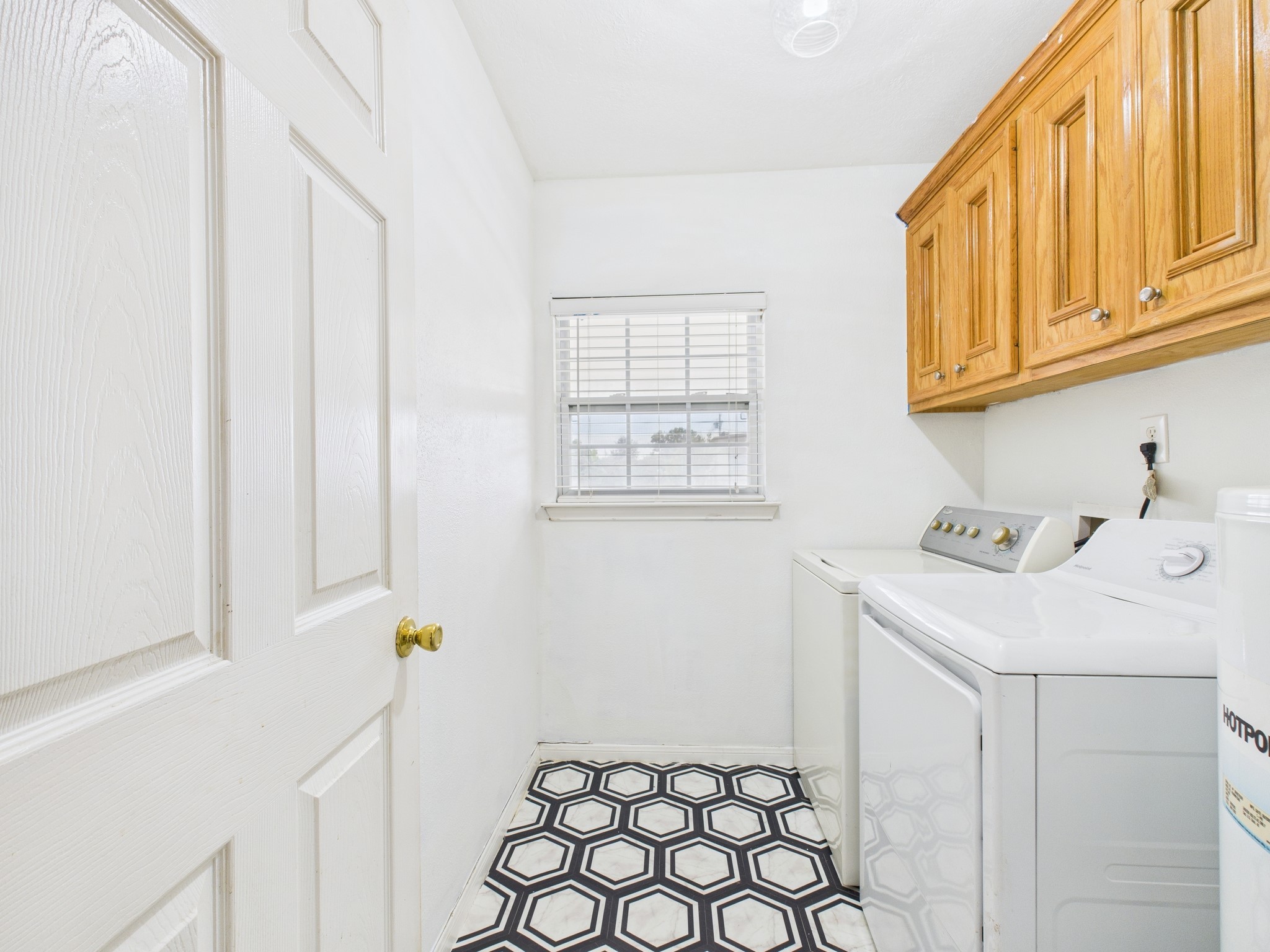 10130 Sussex Lane Houston, TX 77041 - Photo 11 of 20 a utility room with dryer and washer