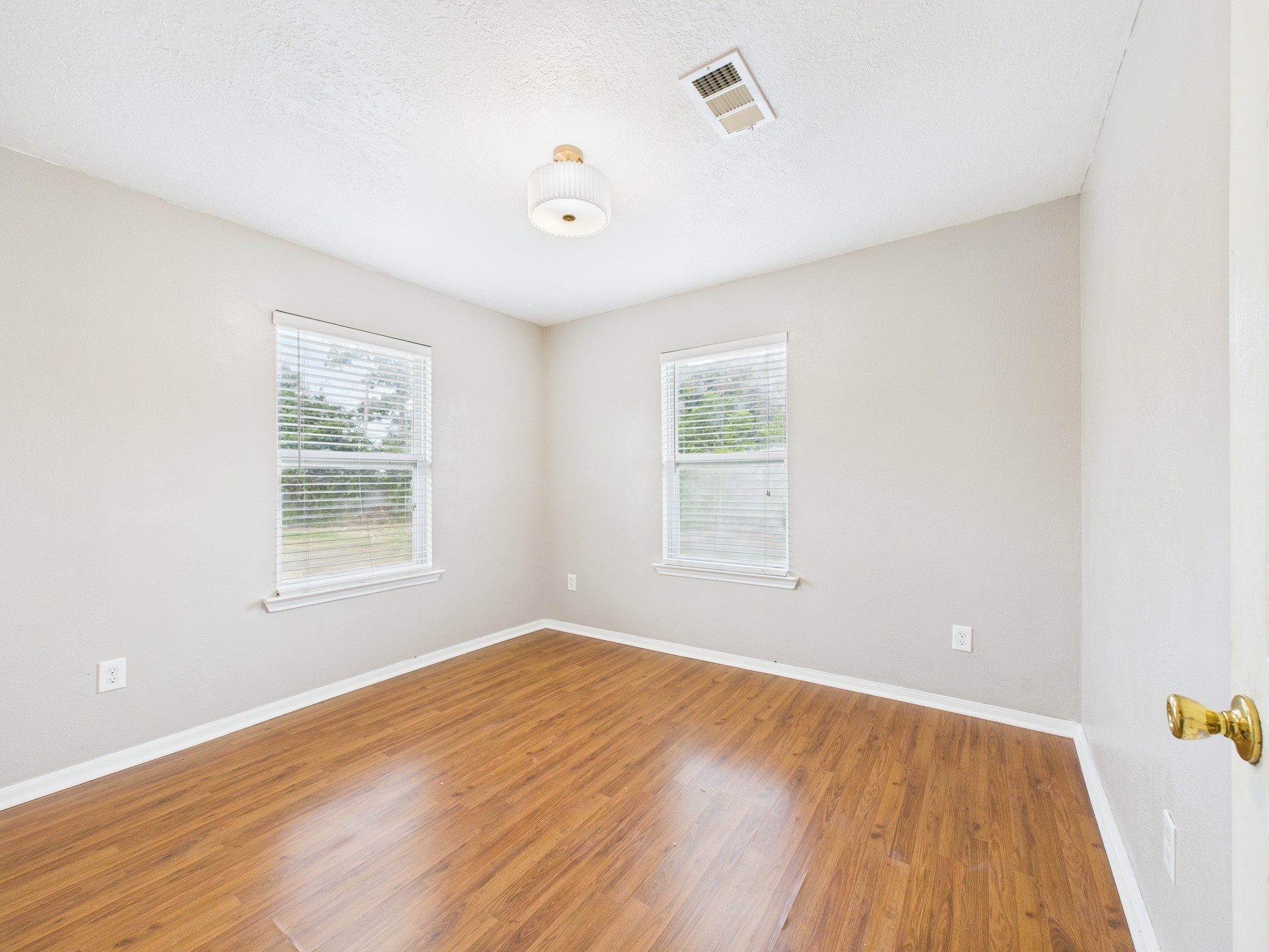 10130 Sussex Lane Houston, TX 77041 - Photo 12 of 20 an empty room with wooden floor and windows