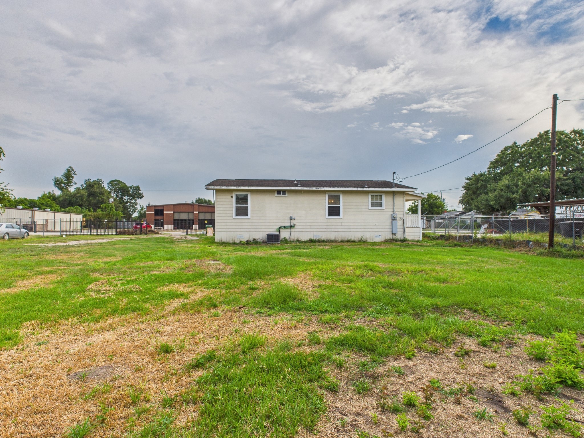 10130 Sussex Lane Houston, TX 77041 - Photo 17 of 20 a front view of house with garden
