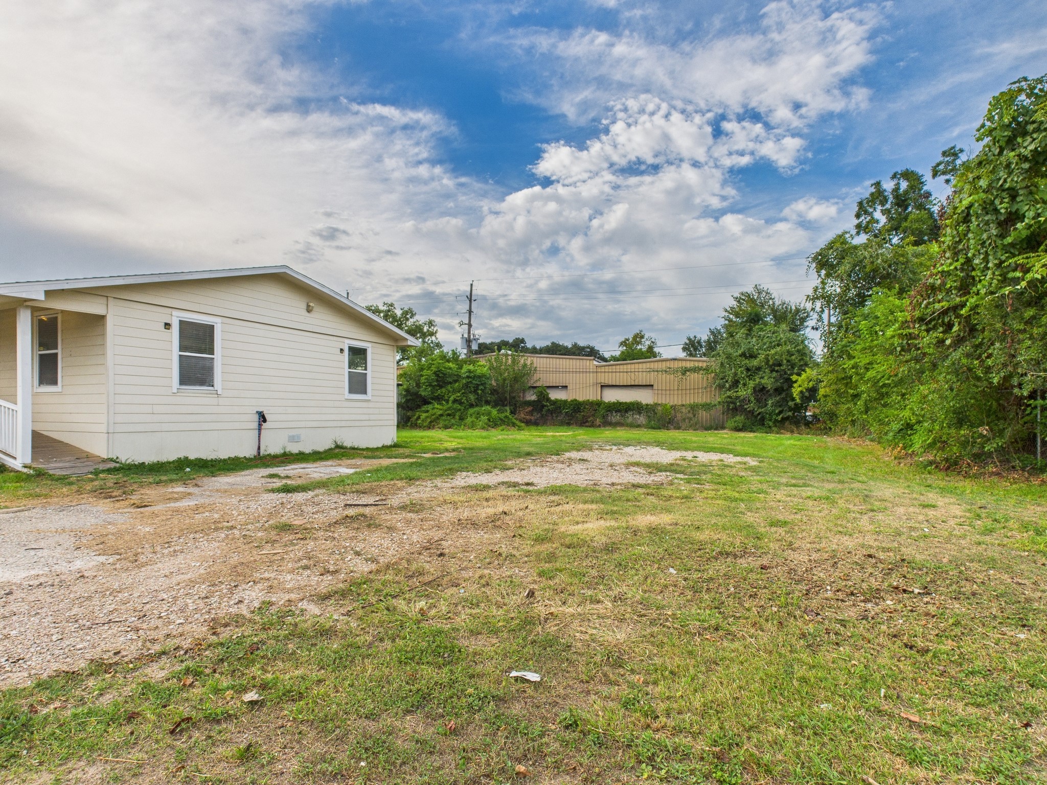 10130 Sussex Lane Houston, TX 77041 - Photo 19 of 20 a view of a yard in front of a house