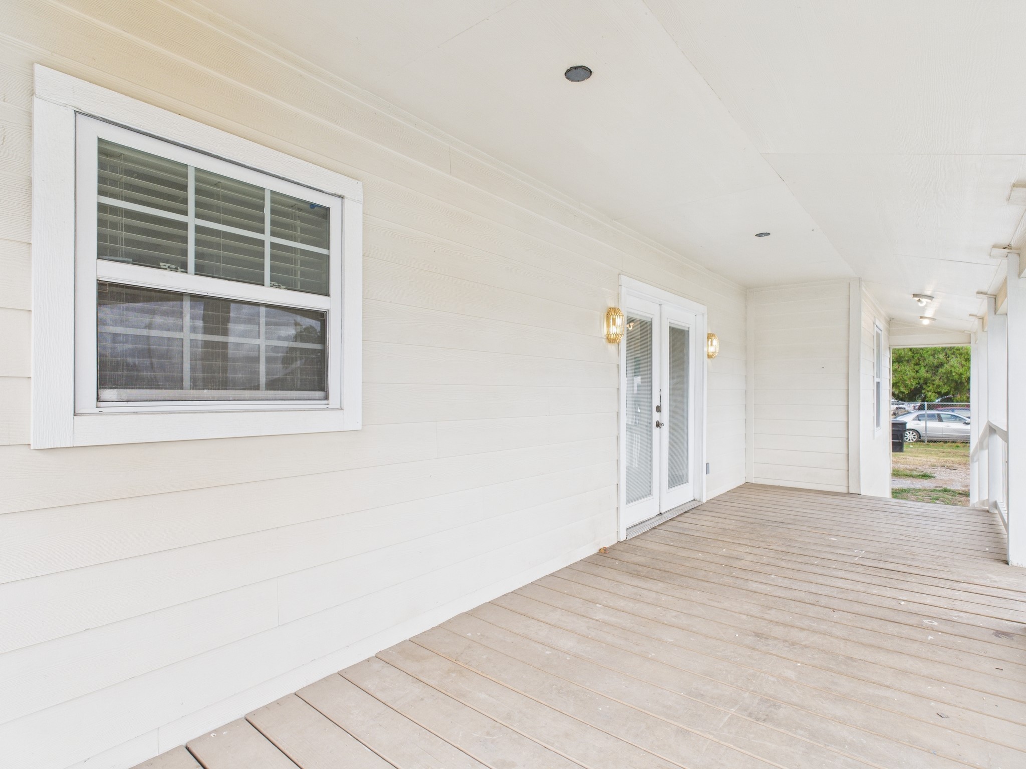 10130 Sussex Lane Houston, TX 77041 - Photo 4 of 20 a view of an empty room with a window