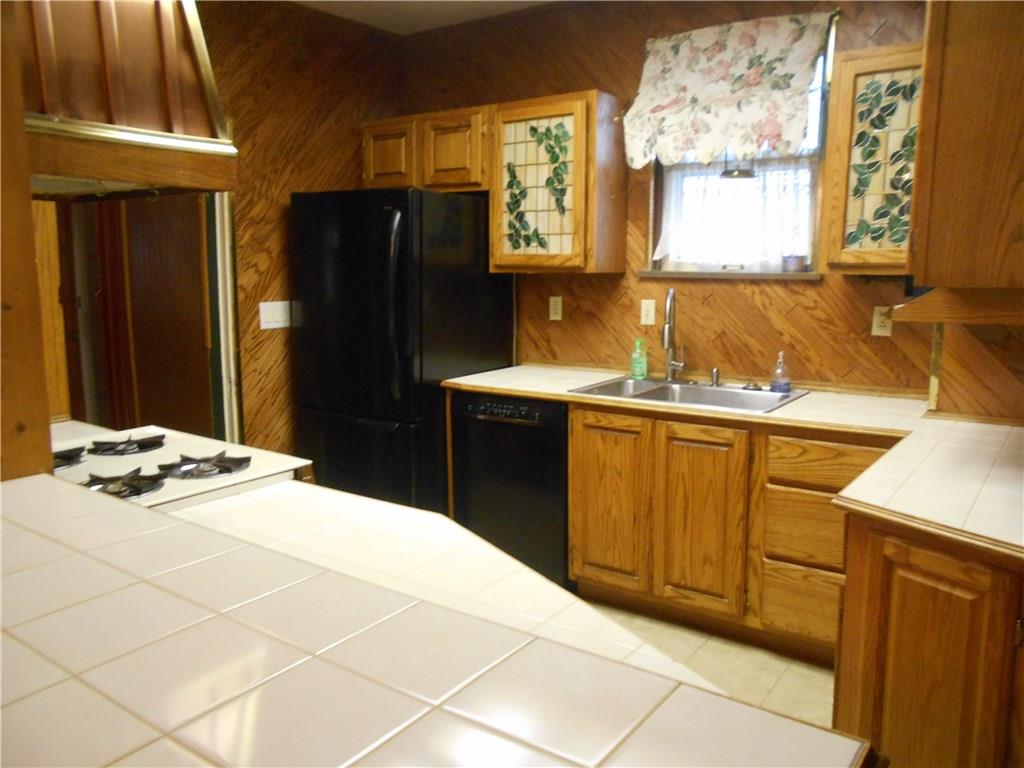 215 Center Street Springdale, PA 15144 - Photo 8 of 17 Gallery Image 8