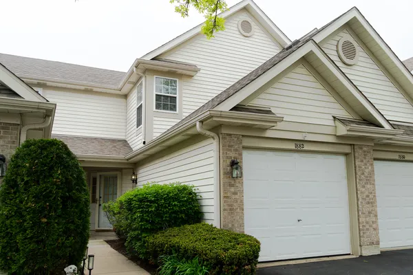 $2,400 | 1882 Grove Avenue, Schaumburg, IL 60193