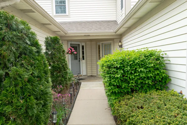 $2,400 | 1882 Grove Avenue, Schaumburg, IL 60193