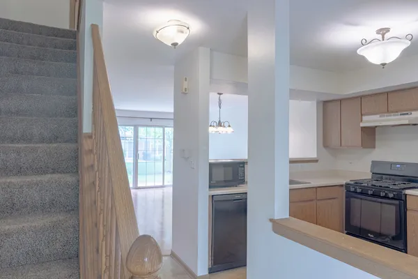 $2,400 | 1882 Grove Avenue, Schaumburg, IL 60193