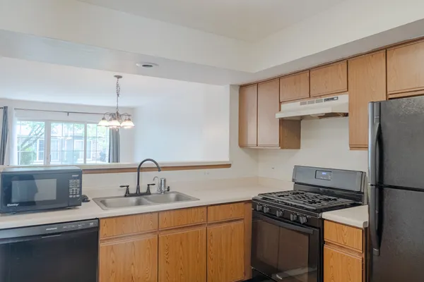 $2,400 | 1882 Grove Avenue, Schaumburg, IL 60193