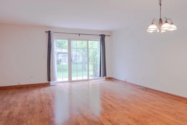$2,400 | 1882 Grove Avenue, Schaumburg, IL 60193