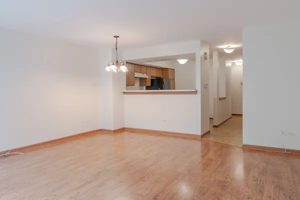 $2,400 | 1882 Grove Avenue, Schaumburg, IL 60193
