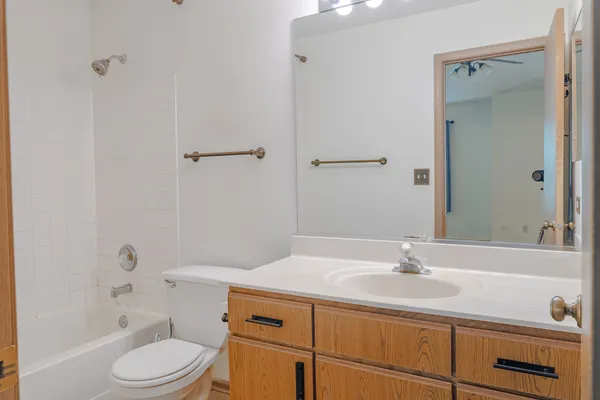 $2,400 | 1882 Grove Avenue, Schaumburg, IL 60193