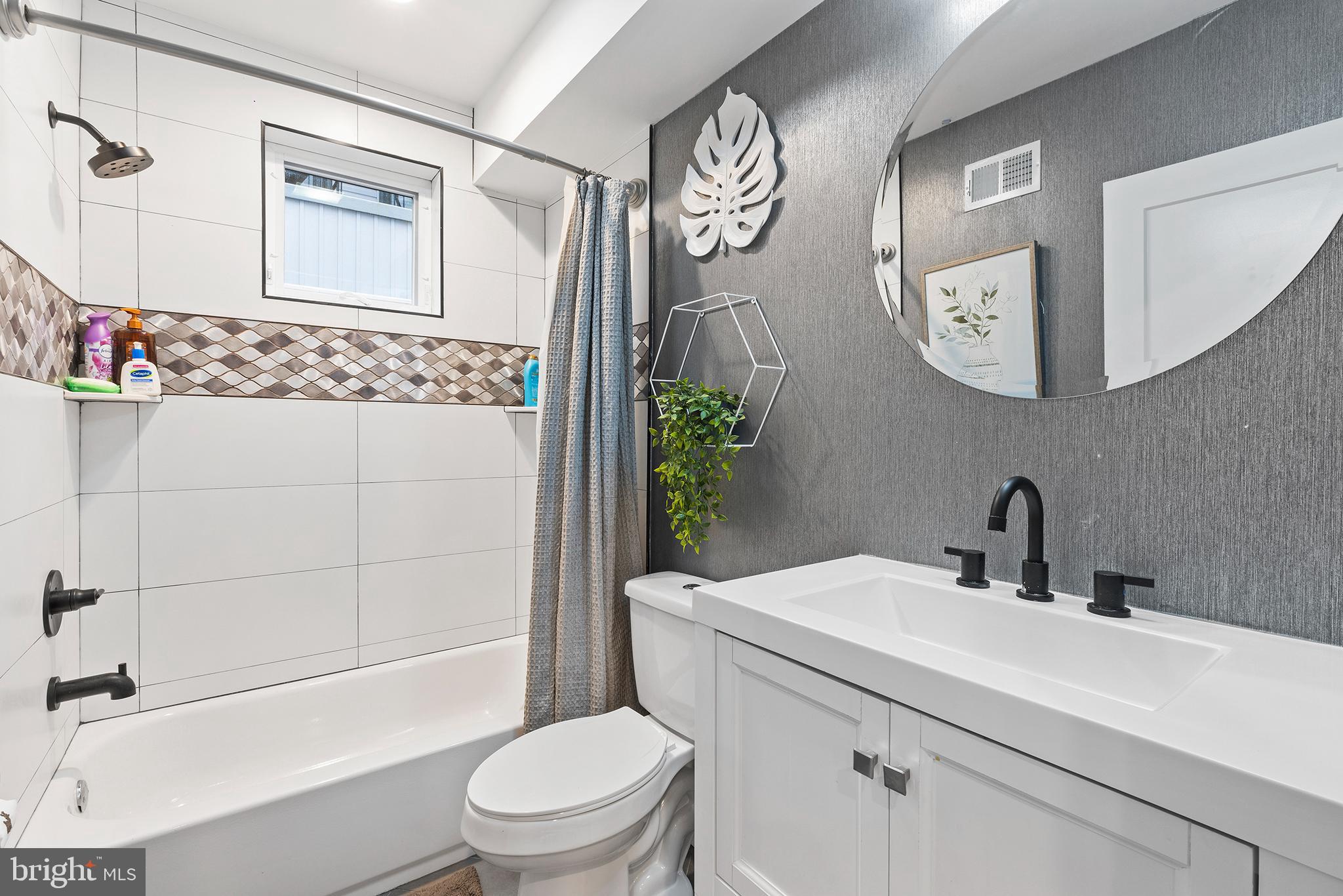 815 Perkiomen Street, Unit 15 Philadelphia, PA 19130 - Photo 13 of 27 a bathroom with a toilet sink and a bathtub
