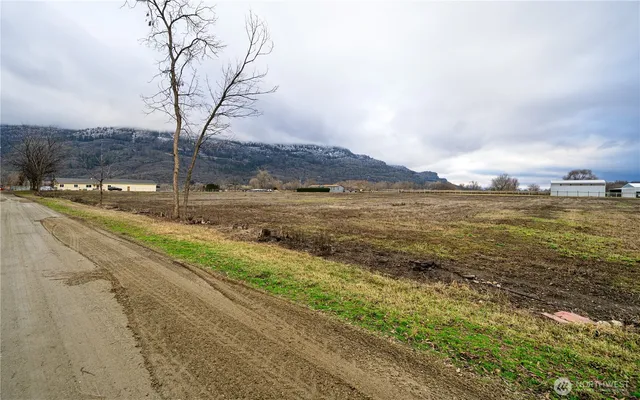 a view of an ocean and a mountain view